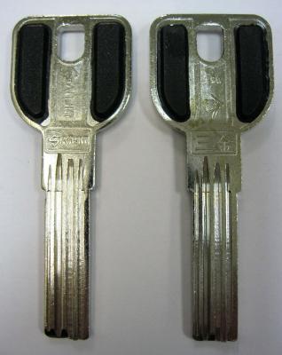 Заготовка для ключей 00528 MSM 4 паза (29*9*2,7 мм) ручка с пластиковыми вставками вертикальные