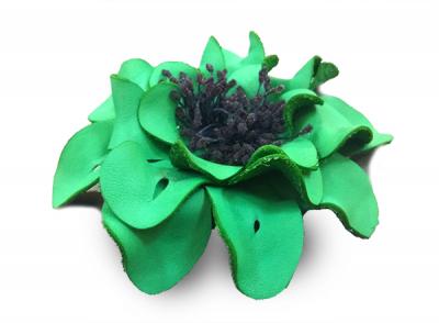 Декоративный цветок из кожи зелёный с чёрной сердцевиной